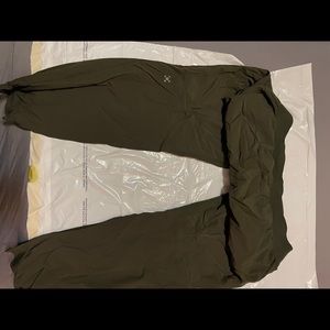 Brand new forest green lululemon yoga pants